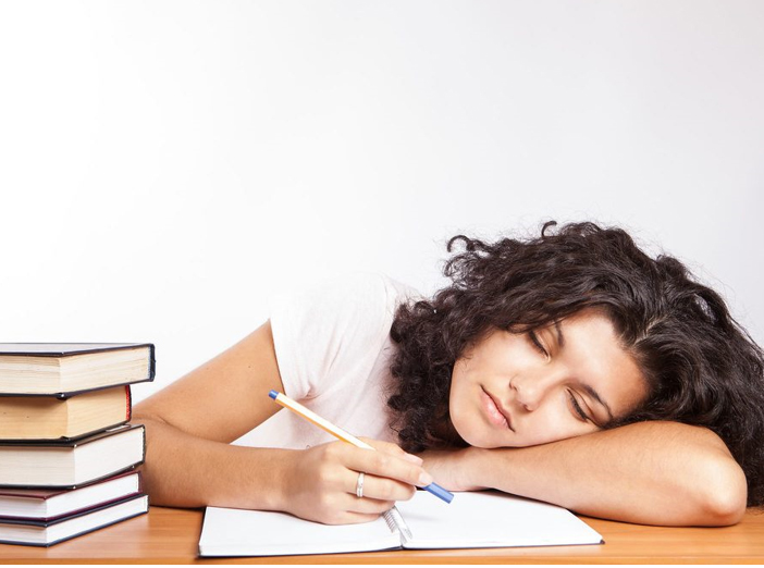 Salud Estudiantil entrega consejos para mantener buenos hábitos de sueño